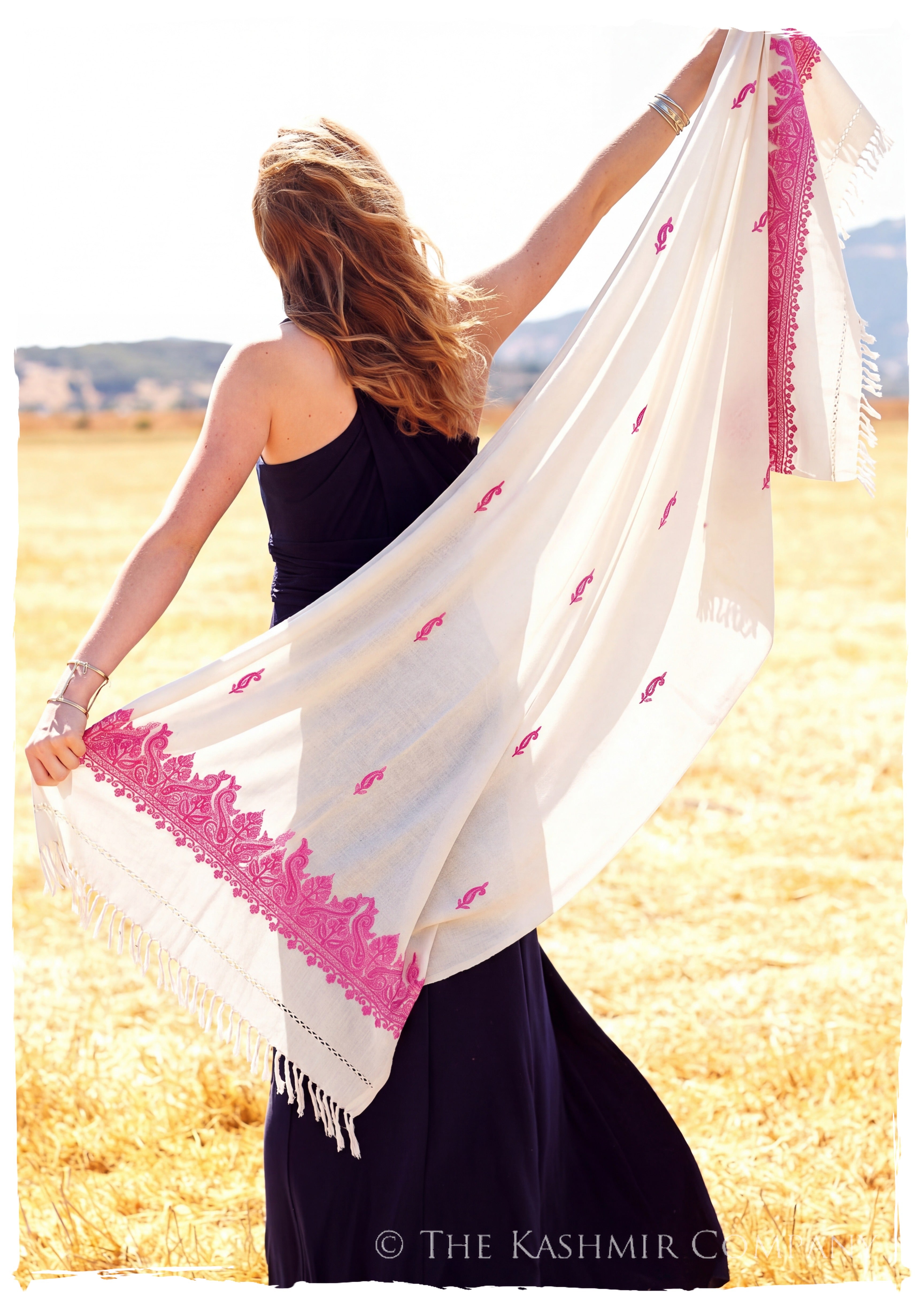 Maru Frontières Paisley Gift Shawl — lifestyle