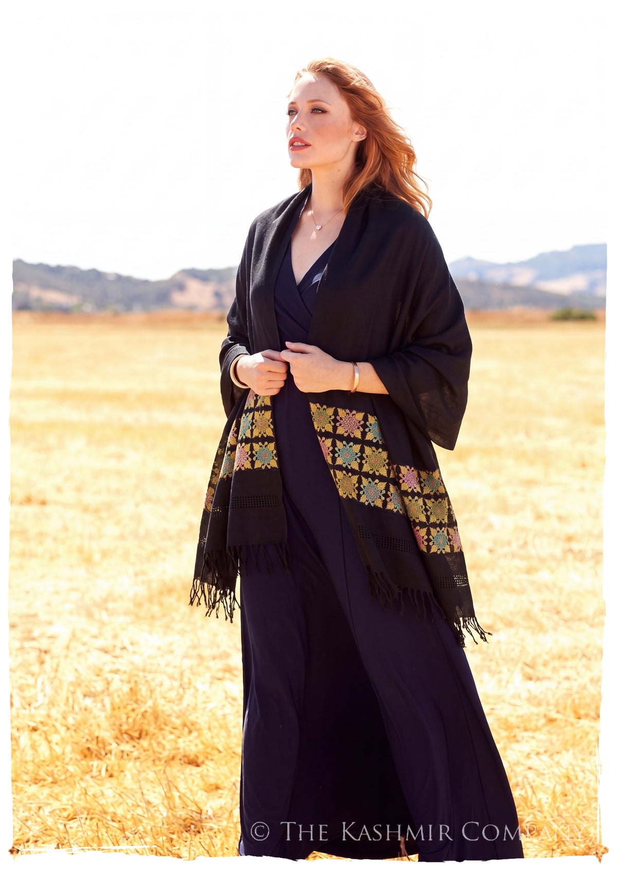 Broderie à cordes tirées Haldi Noir Trois Frontières Shawl — lifestyle