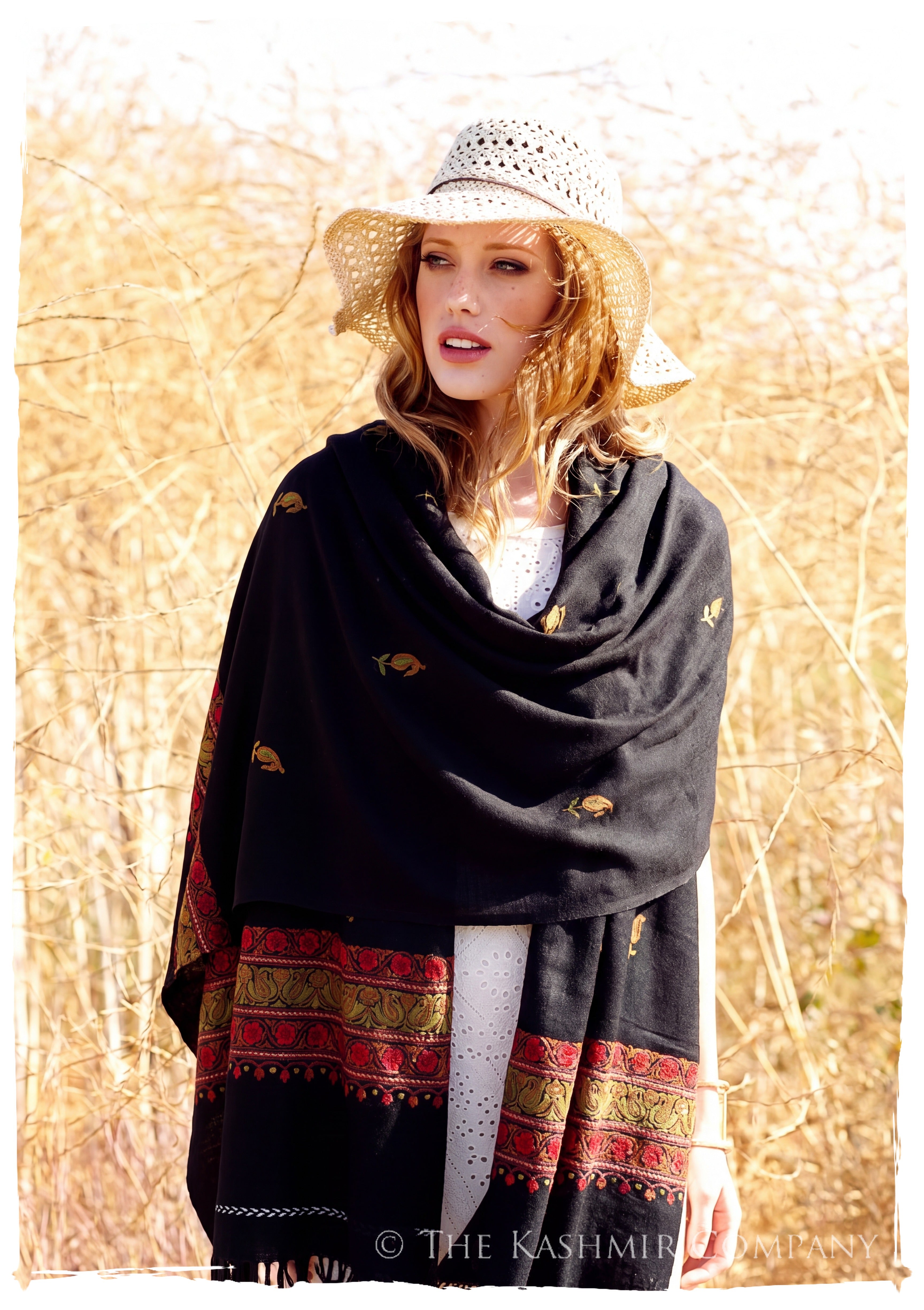 Trois Frontières Noir Rouge Jardin Gift Shawl — lifestyle