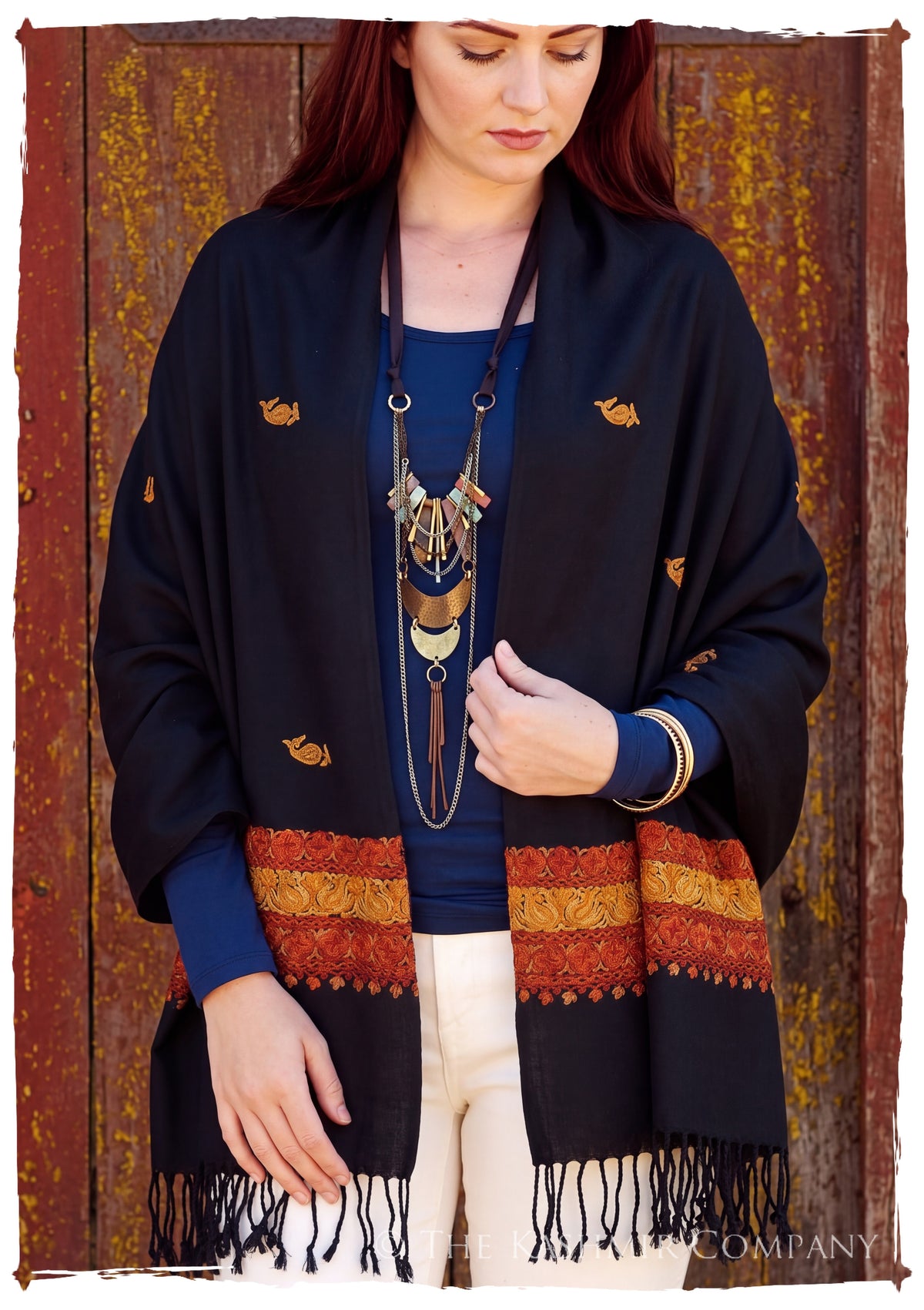 Etrusque Trois Frontières Noir Gift Shawl — lifestyle