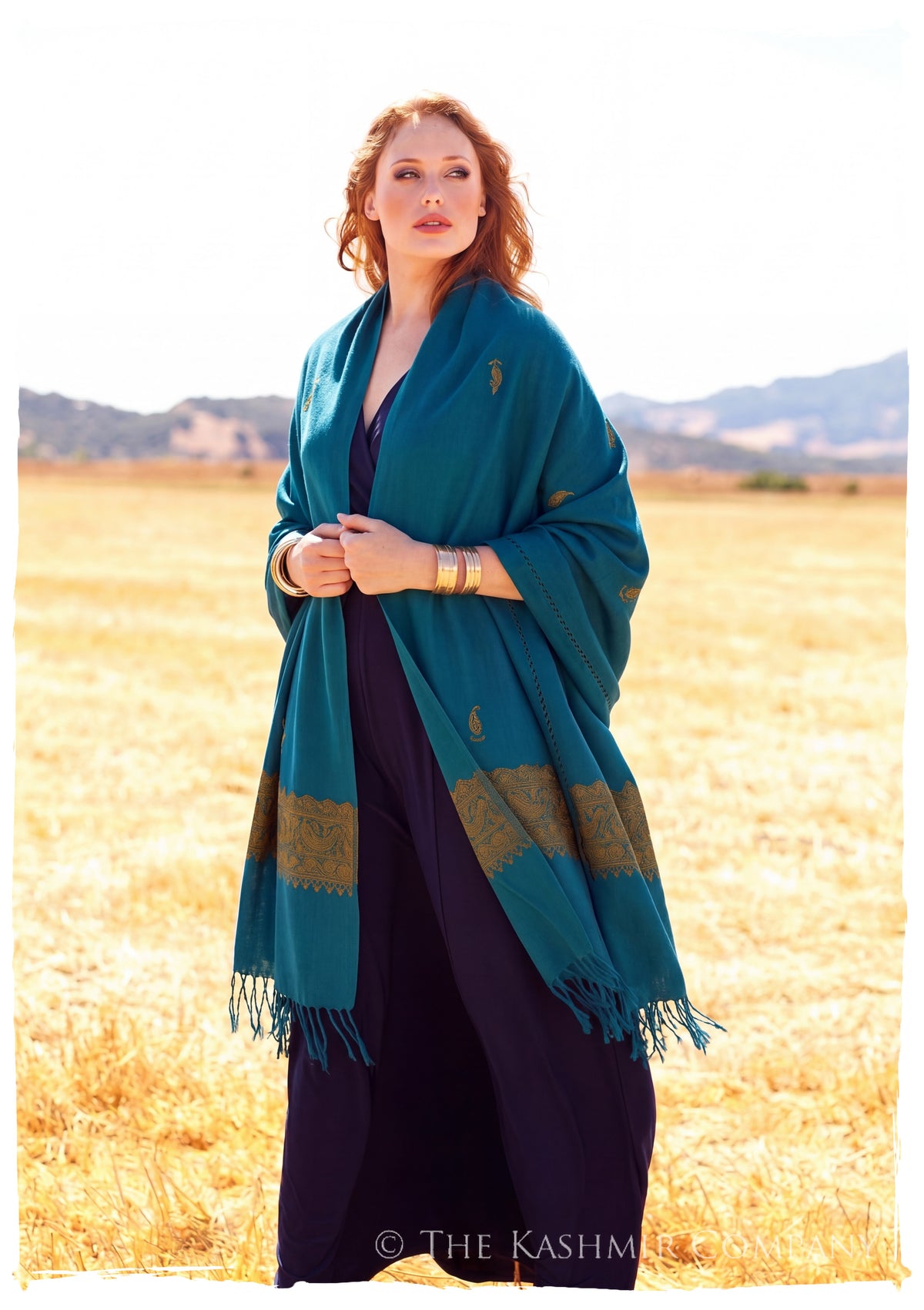 Caraïbes Trois Frontières Bleu Gift Shawl — lifestyle