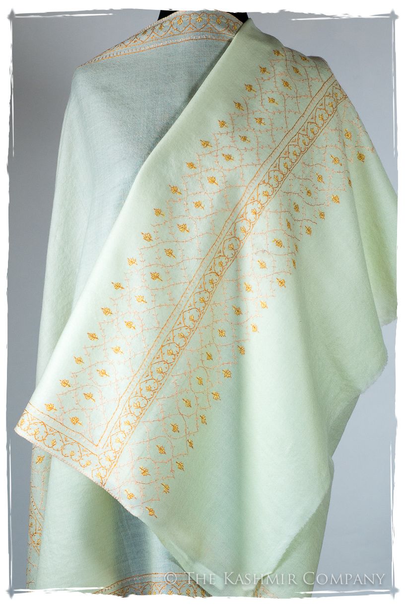 Vasté Avicé de'Laine Sozni Frontières Orient Shawl