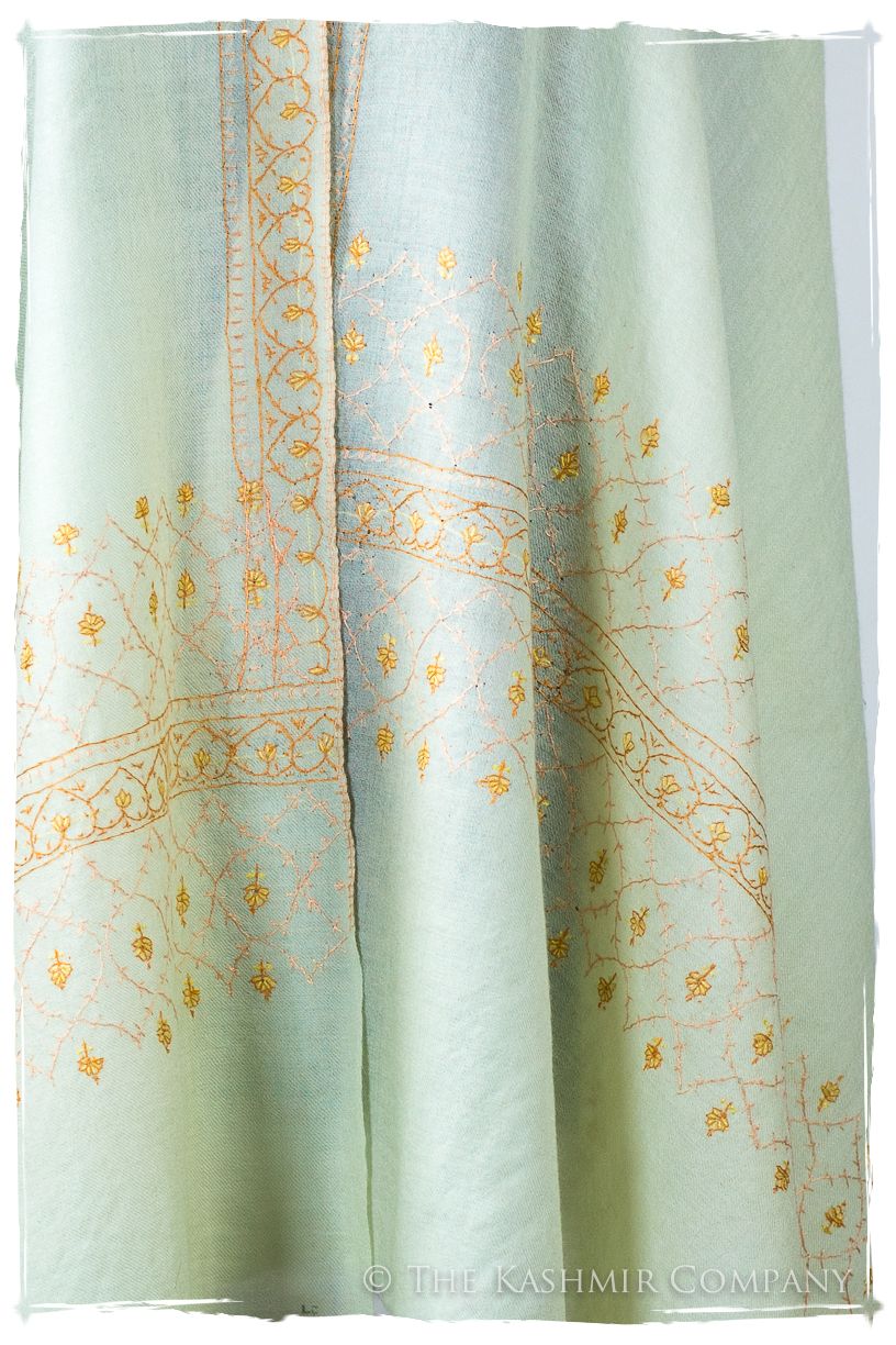 Vasté Avicé de'Laine Sozni Frontières Orient Shawl