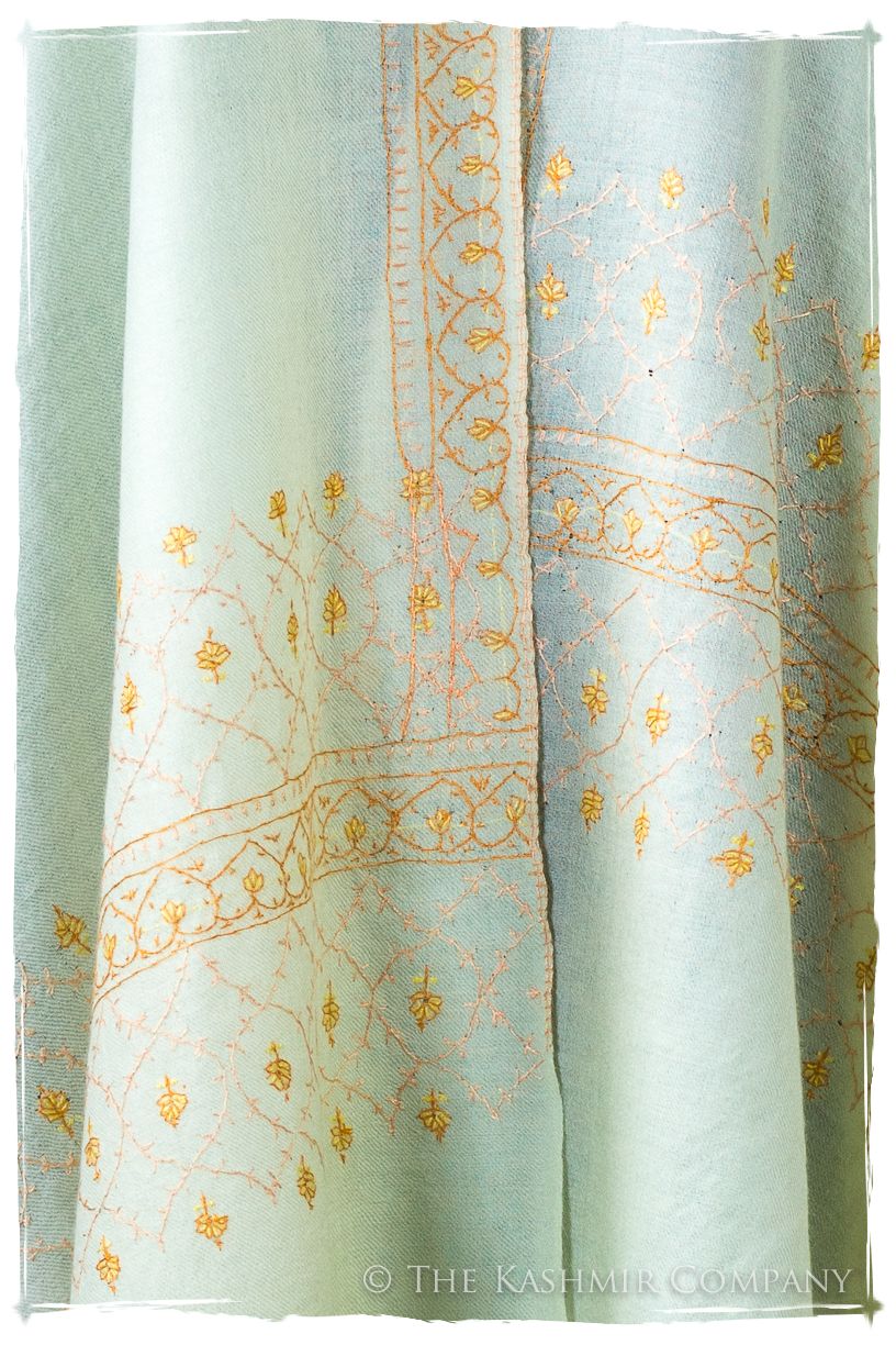 Vasté Avicé de'Laine Sozni Frontières Orient Shawl
