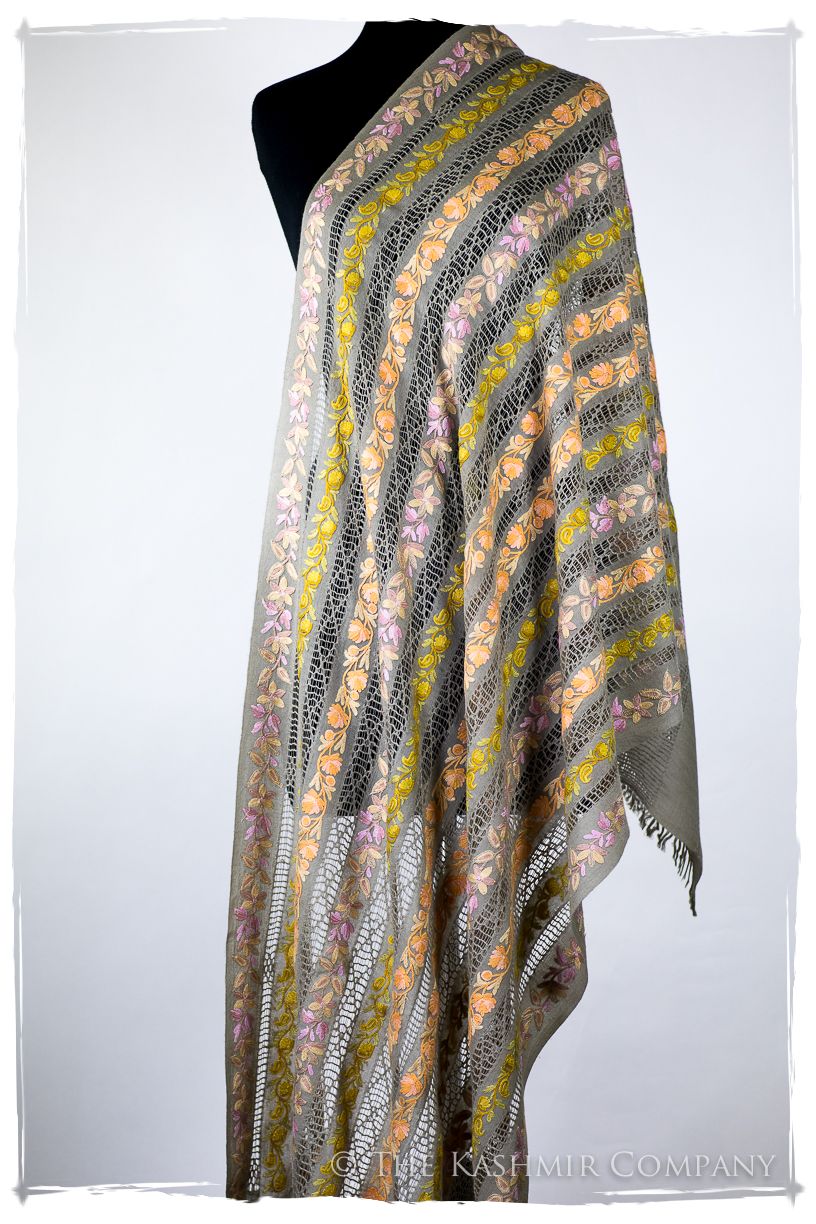 Jardin de Vignes Broderie Française Ficelle Tirée Notre Dame Shawl