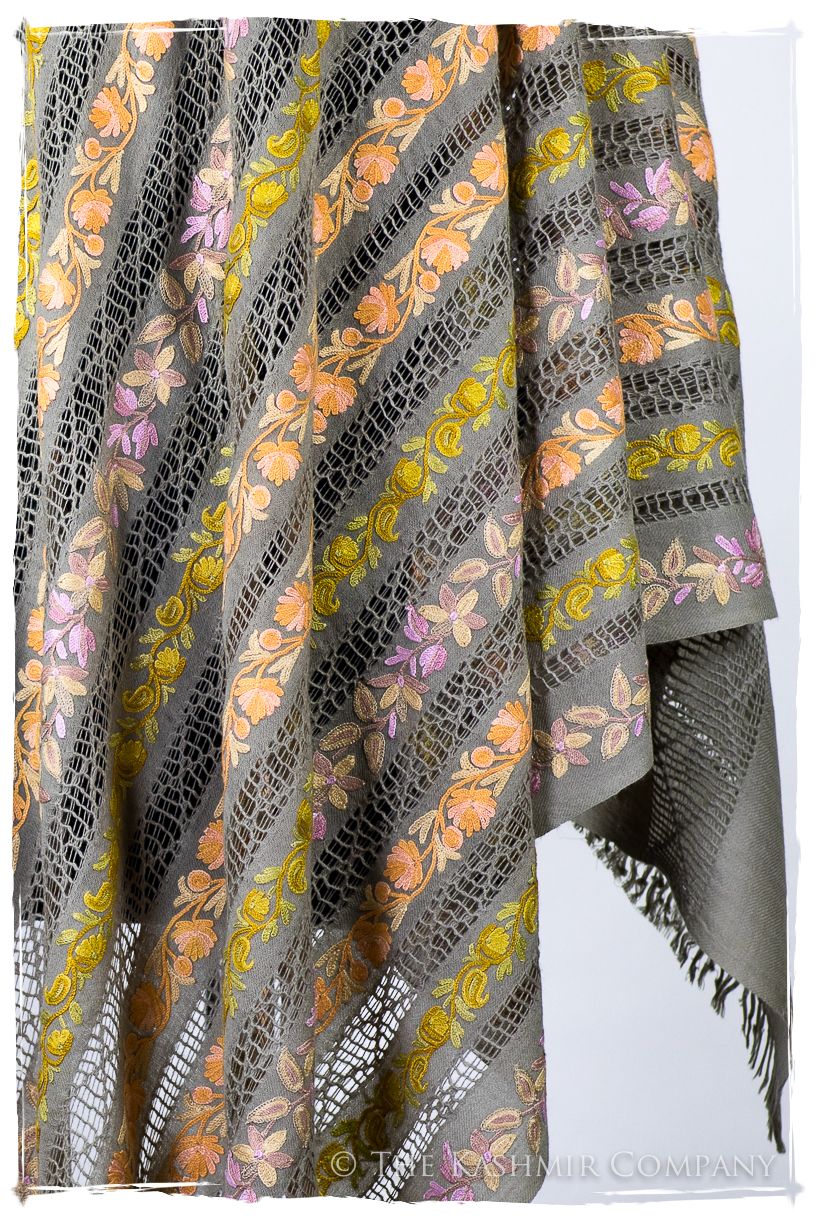 Jardin de Vignes Broderie Française Ficelle Tirée Notre Dame Shawl