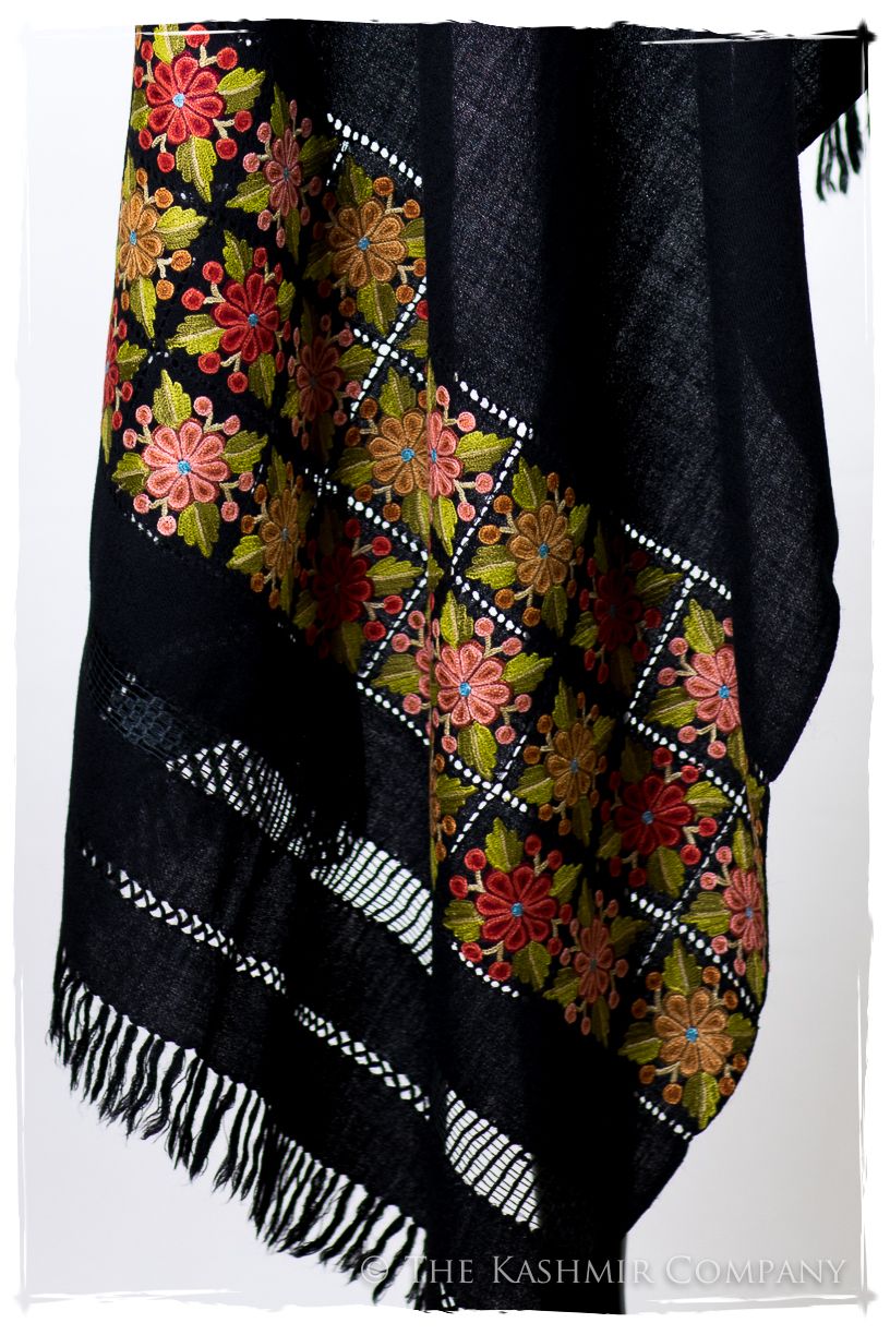Broderie à cordes tirées Azalea Noir Trois Frontières Shawl