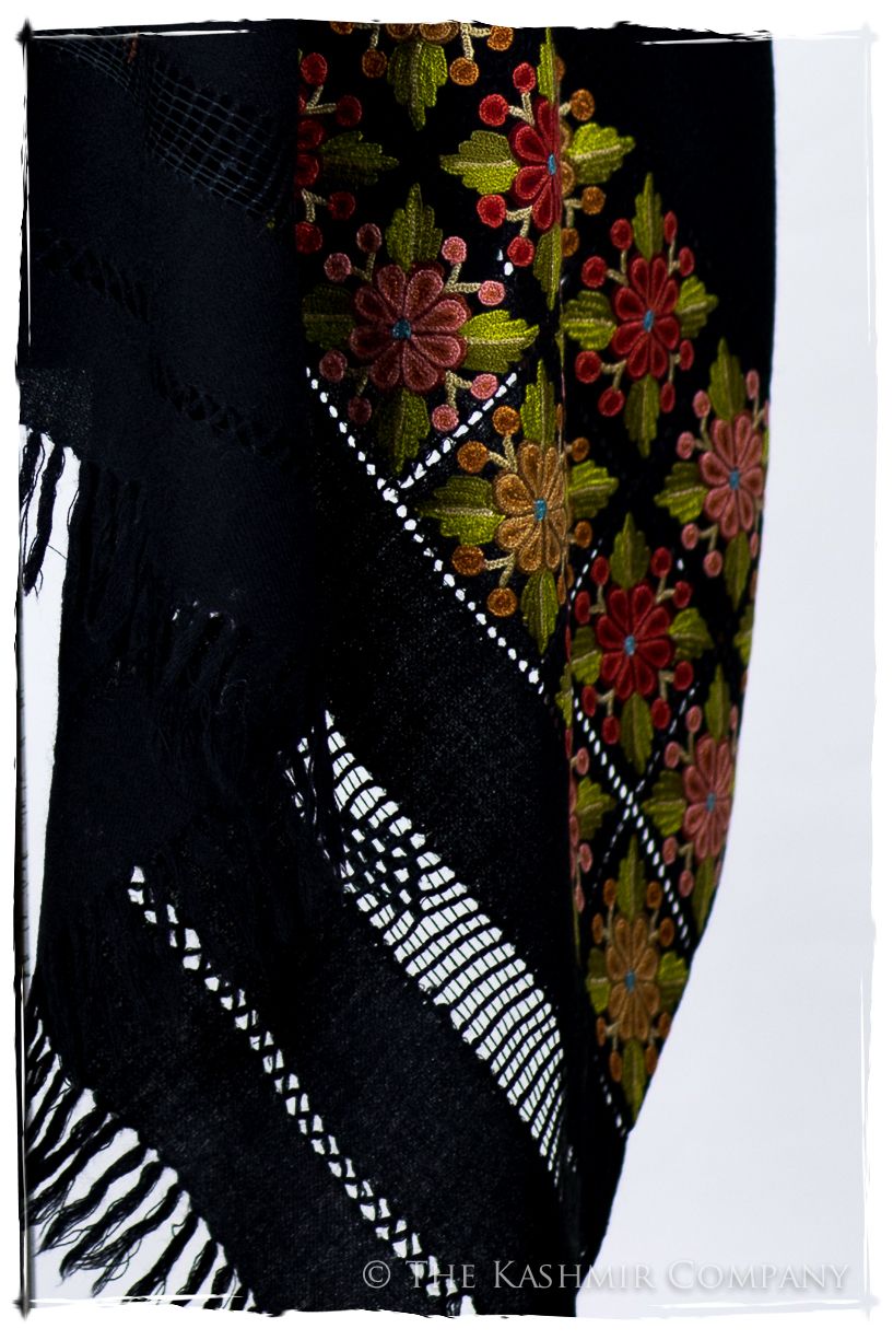 Broderie à cordes tirées Azalea Noir Trois Frontières Shawl