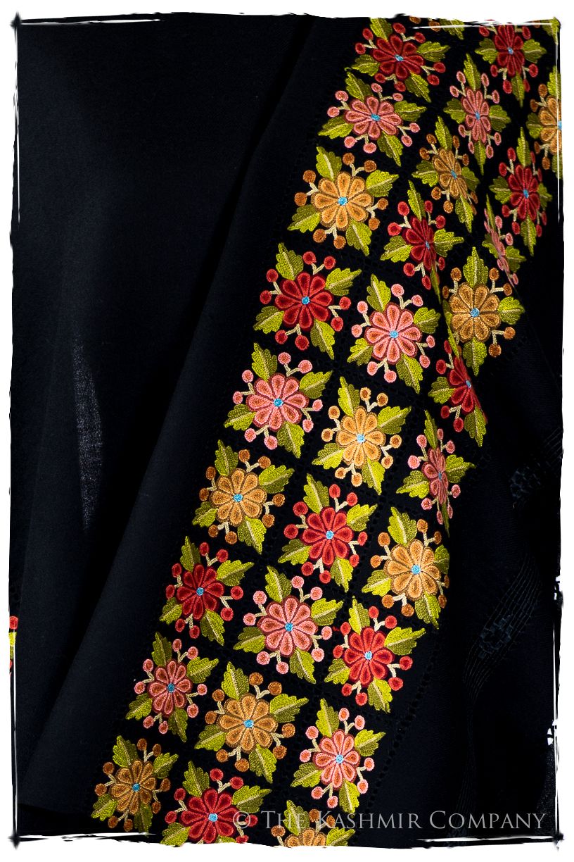 Broderie à cordes tirées Azalea Noir Trois Frontières Shawl