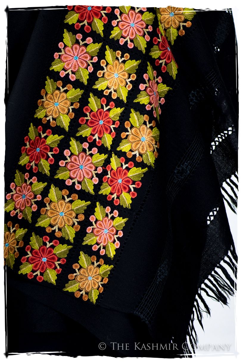 Broderie à cordes tirées Azalea Noir Trois Frontières Shawl
