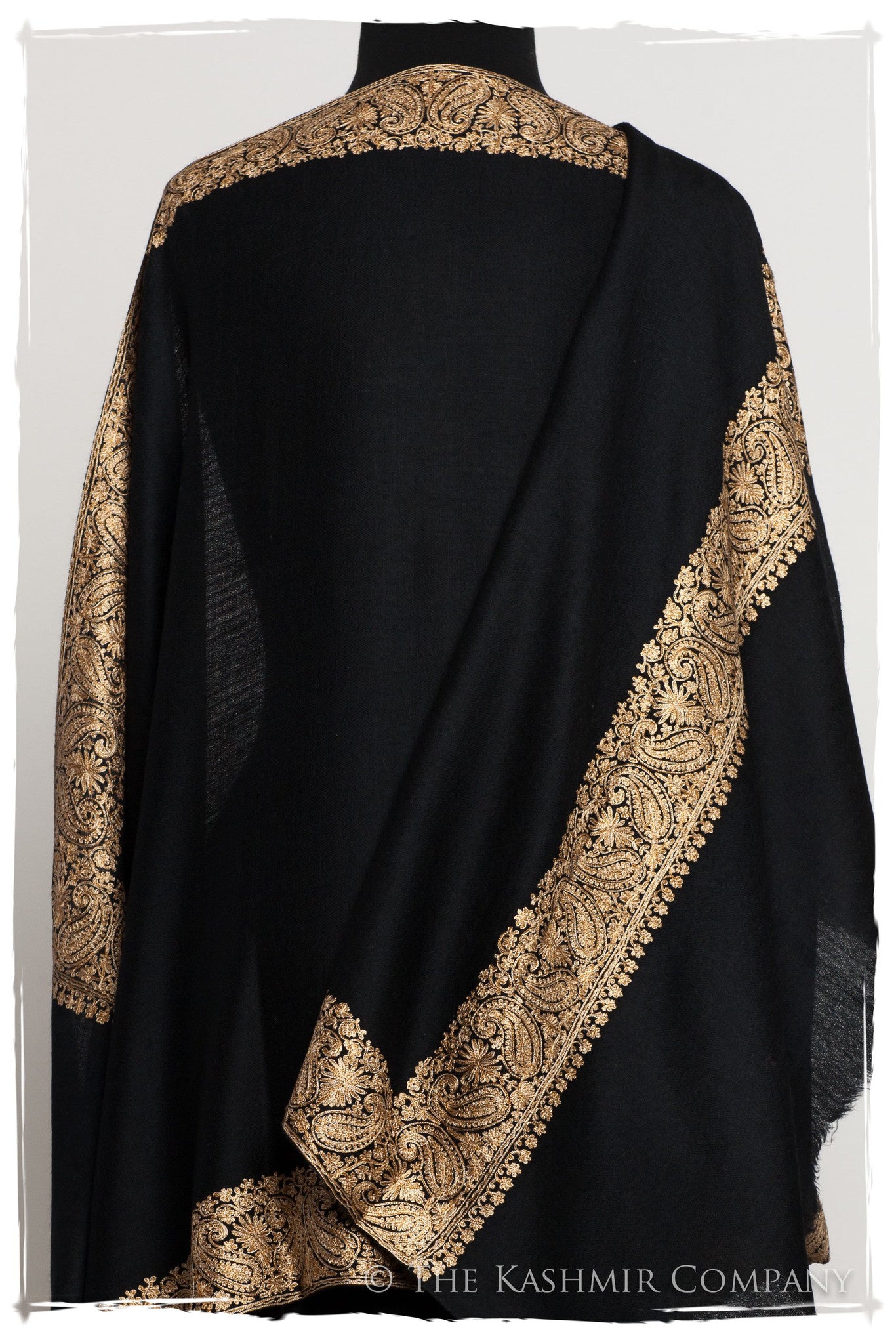 The Sophistiqué Oro Frontière Paisley Shawl