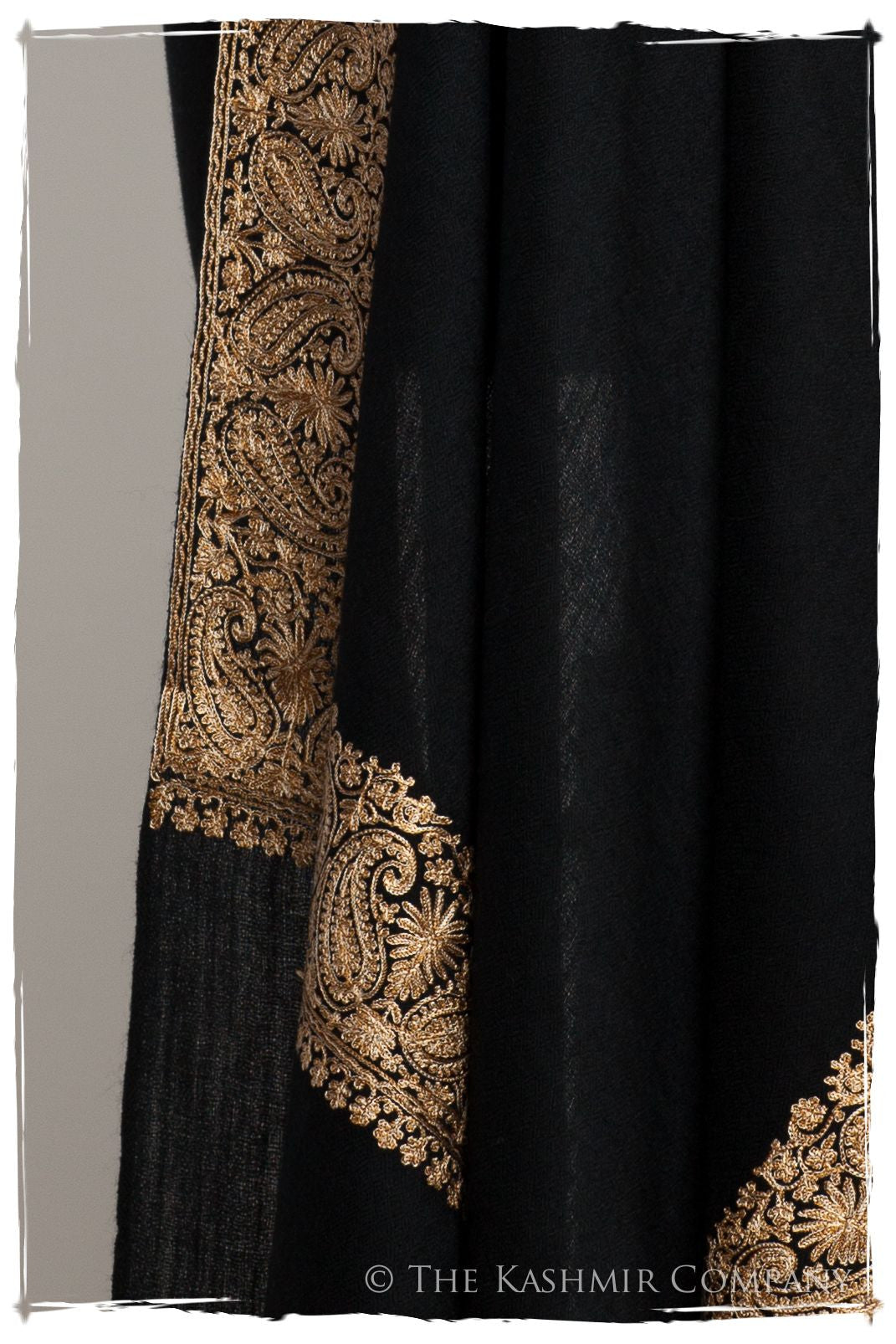 The Sophistiqué Oro Frontière Paisley Shawl