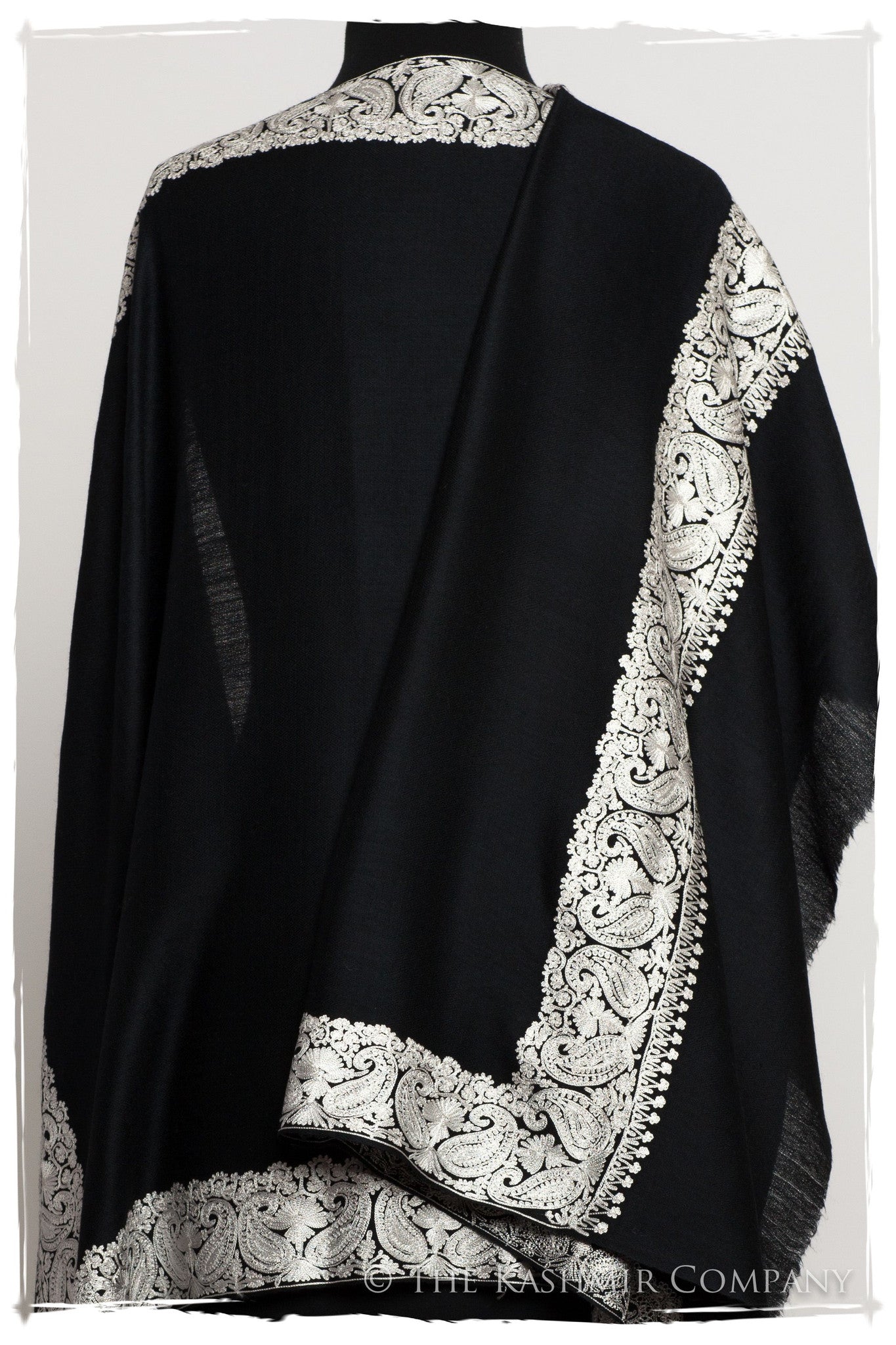 The Sophistiqué Argent Frontière Shawl