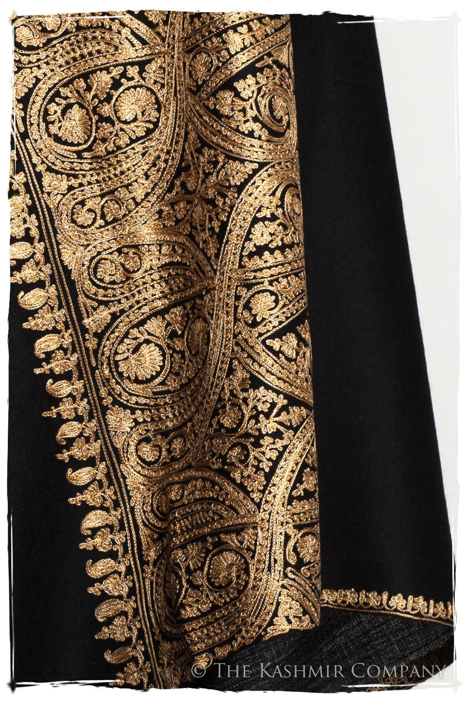 The Sophistiqué Oro Reine Paisley Shawl