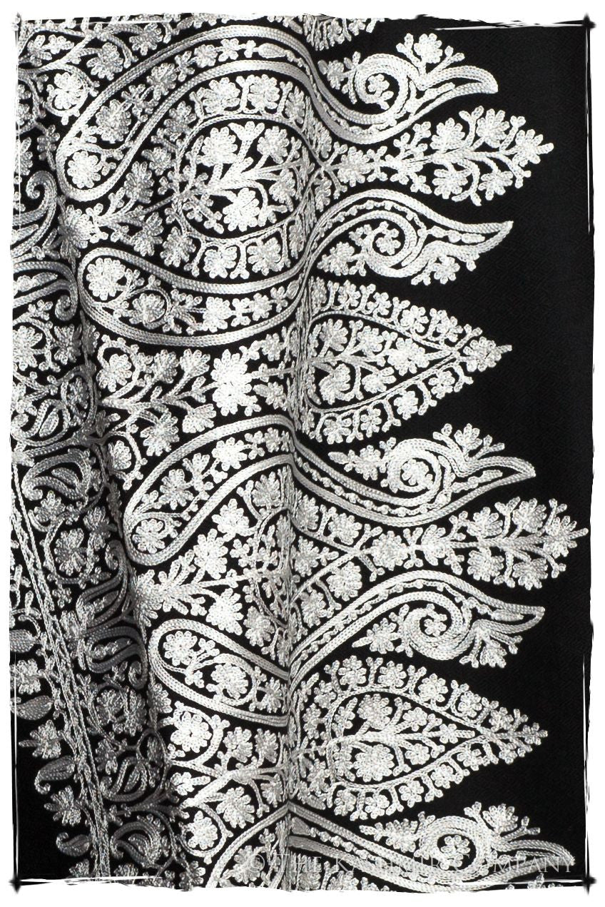 The Sophistiqué Argent Grâce Paisley Shawl