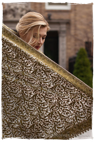 Le Château de Genévrier Paisley Shawl