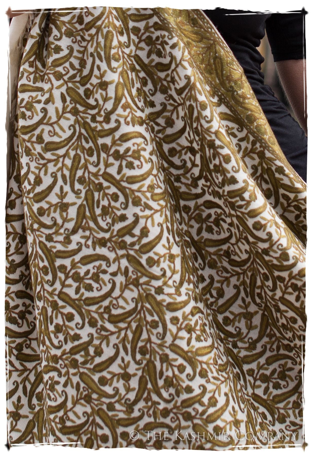 Le Château de Genévrier Paisley Shawl