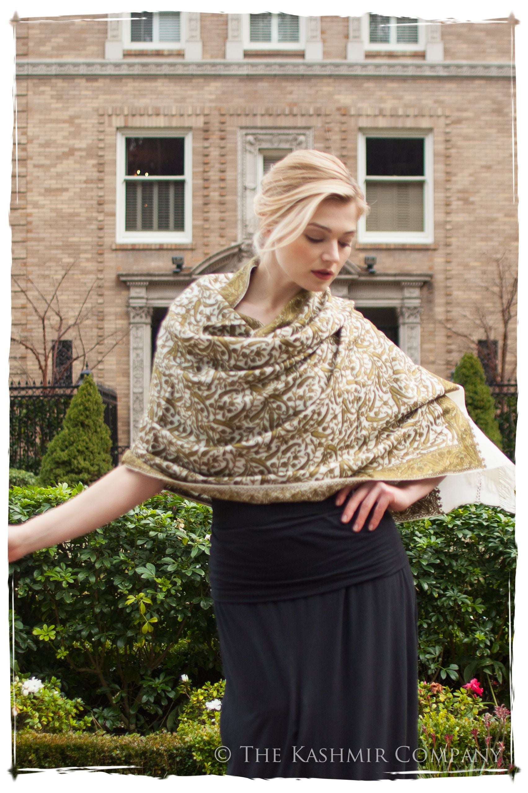 Le Château de Genévrier Paisley Shawl