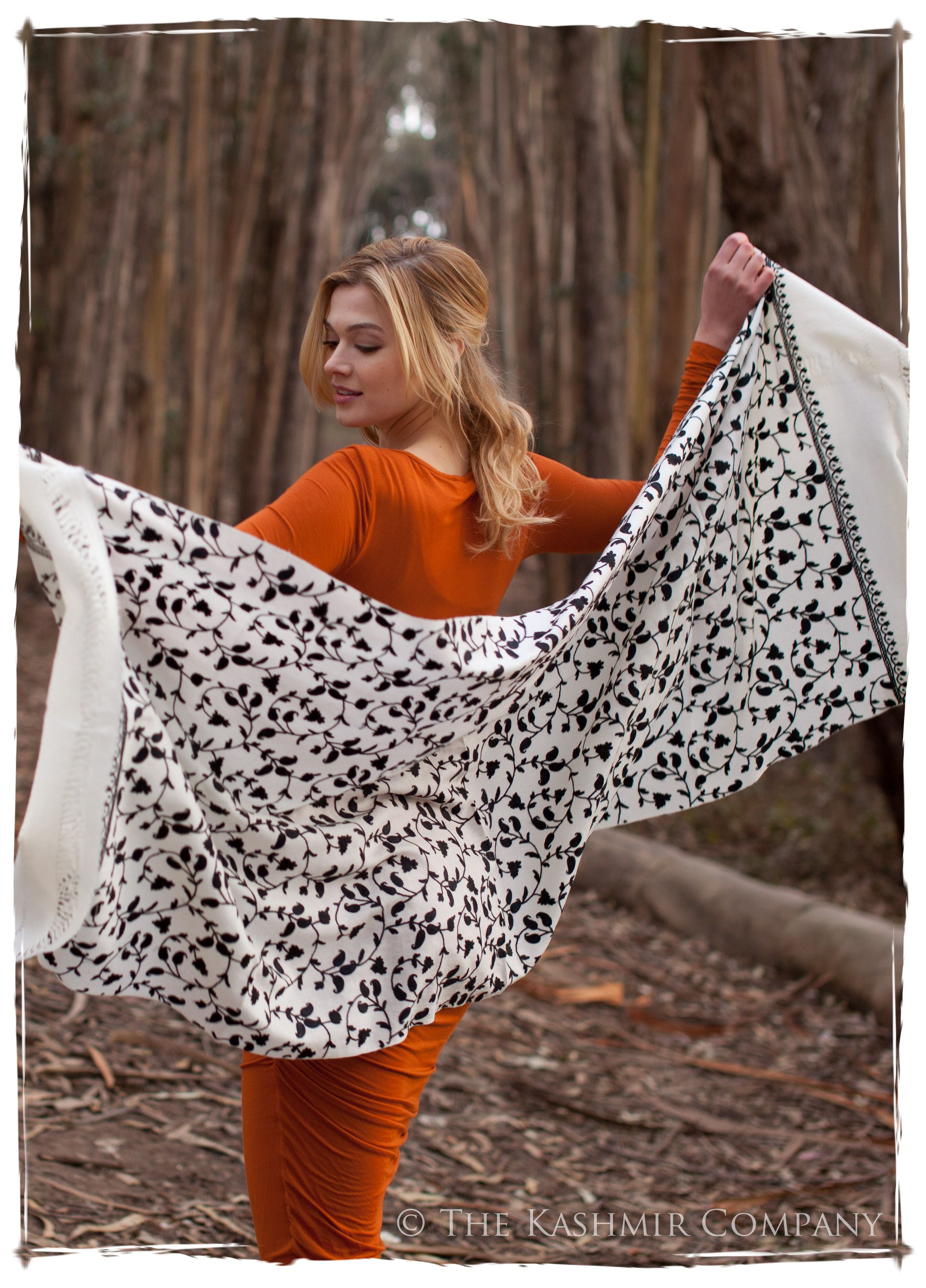 Ciel de Noir Ivoire Paisley Shawl