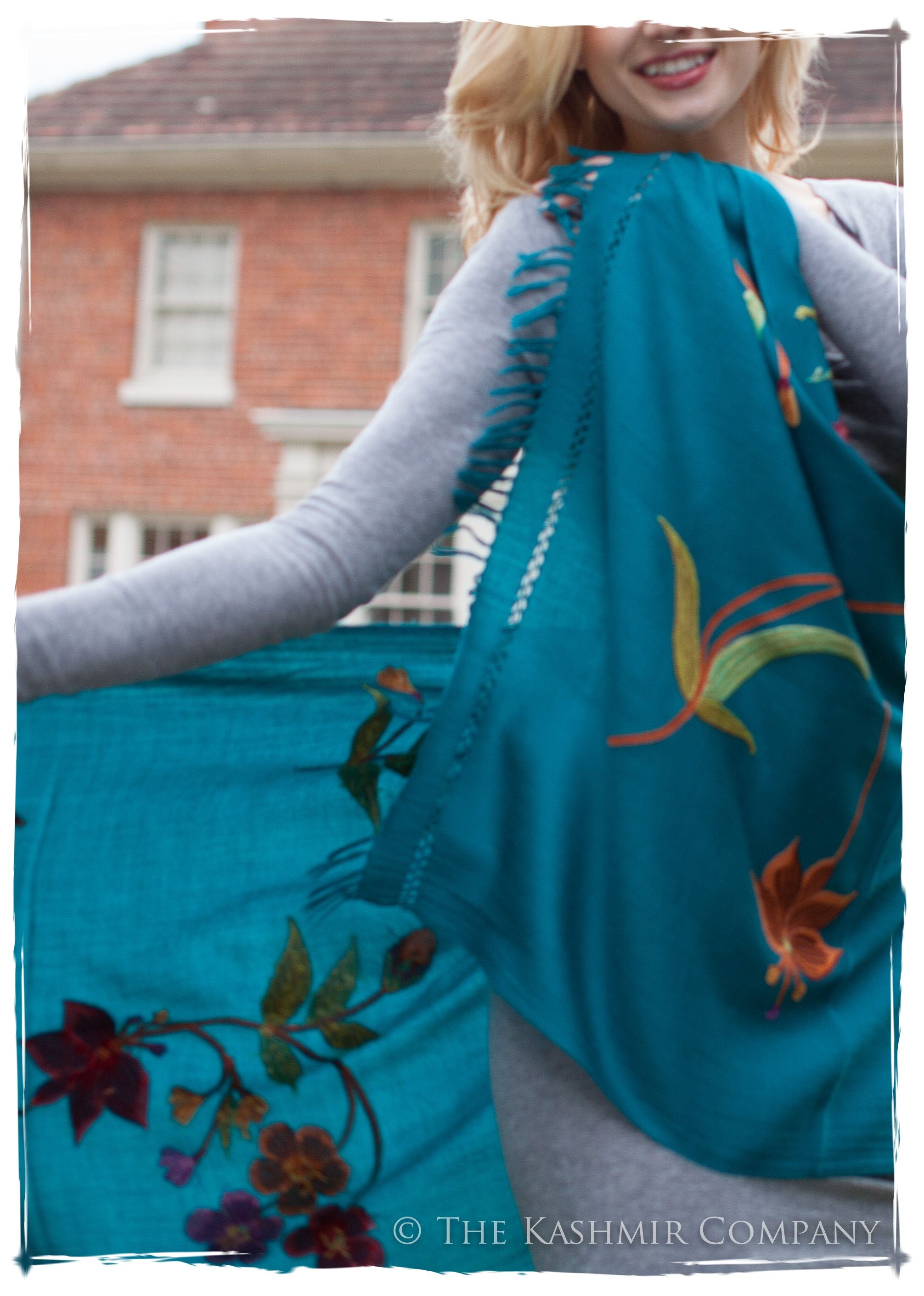 Je Ne Sais Quoi Jardin bleu fleurs Shawl