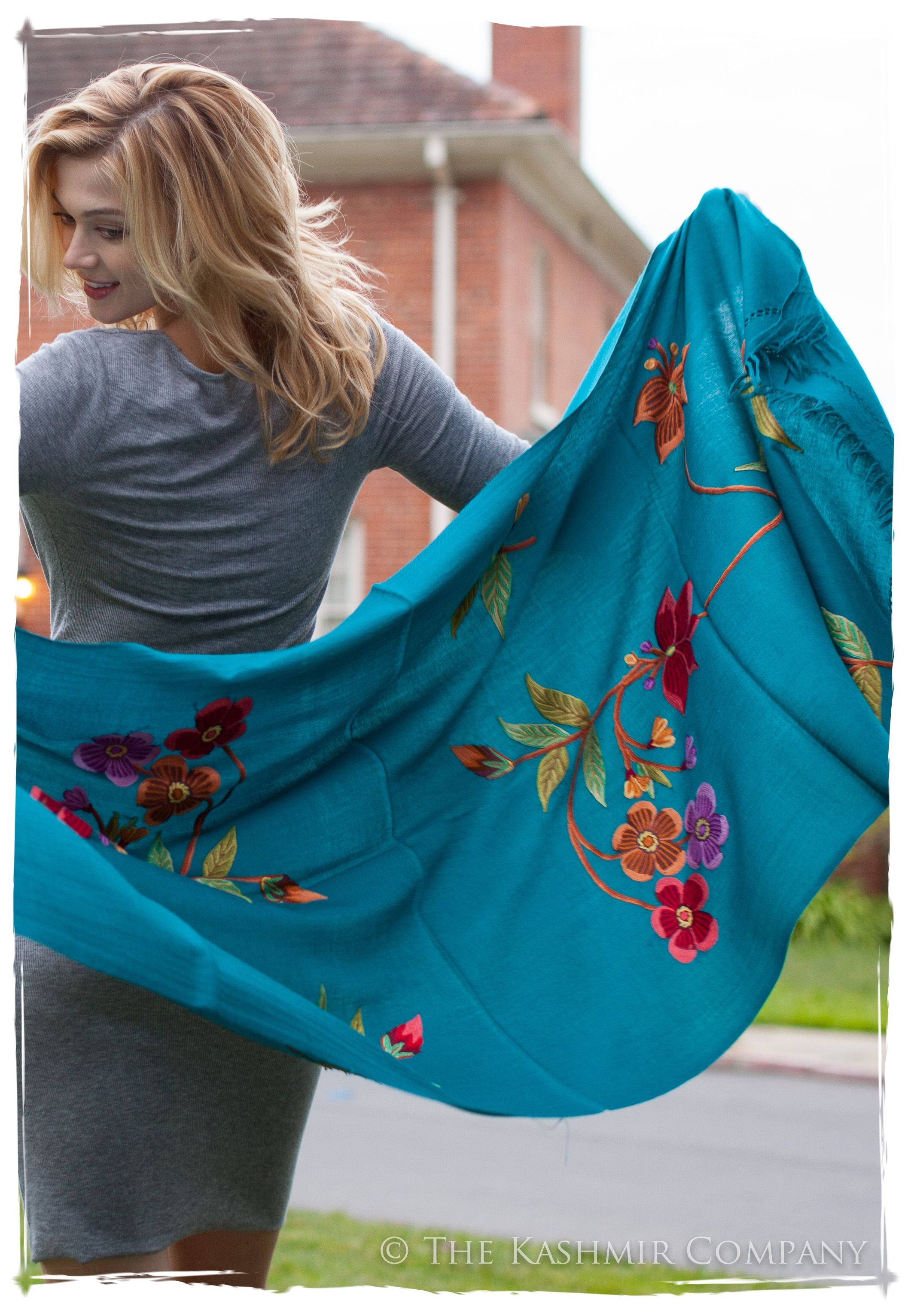 Je Ne Sais Quoi Jardin bleu fleurs Shawl
