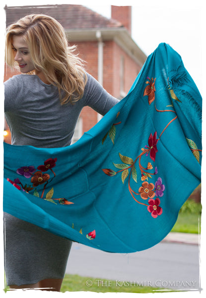 Je Ne Sais Quoi Jardin bleu fleurs Shawl