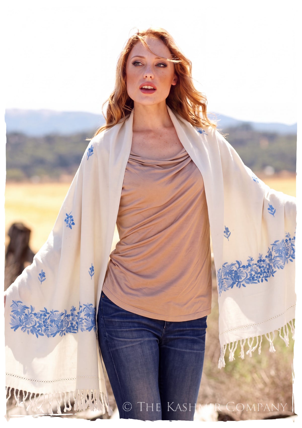 Fleur bleue de Glace Ivoire à la Frontière Shawl — lifestyle