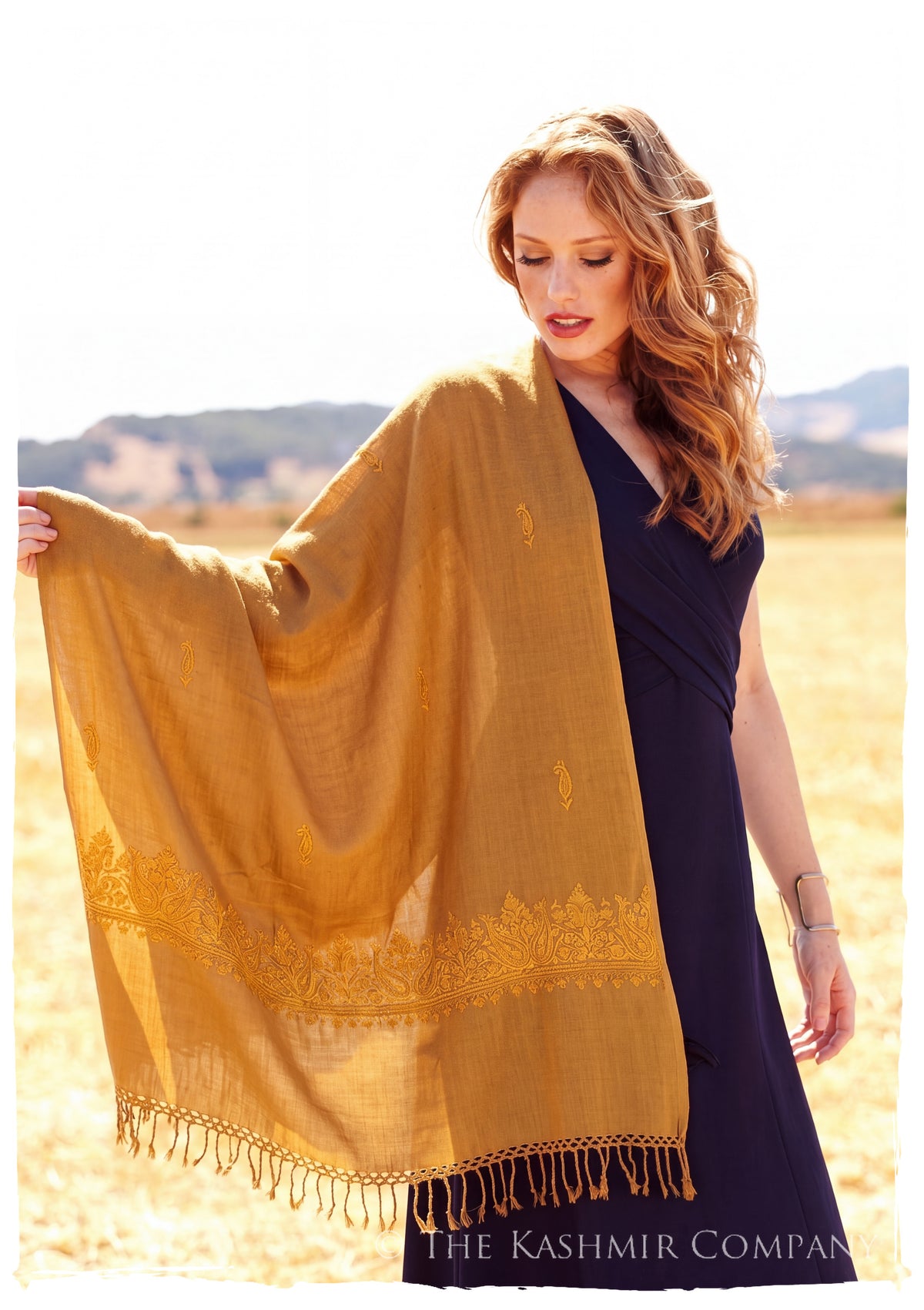 Nazaret Frontières Paisley Gift Shawl — lifestyle