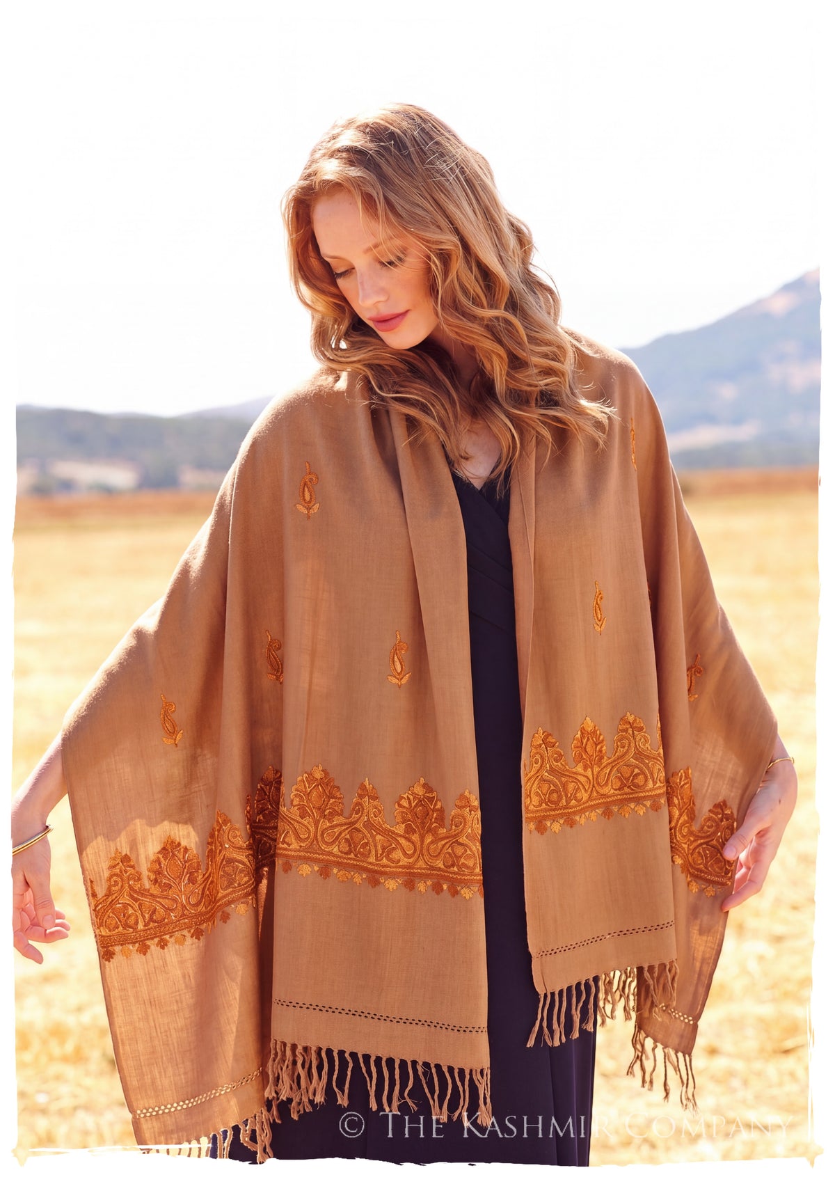 Urraca Frontières Paisley Gift Shawl — lifestyle