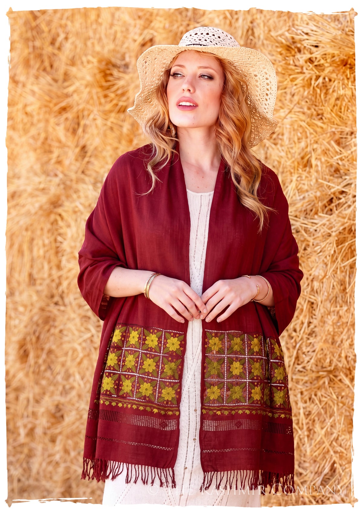 Broderie à cordes tirées Bombay Trois Frontières Shawl — lifestyle