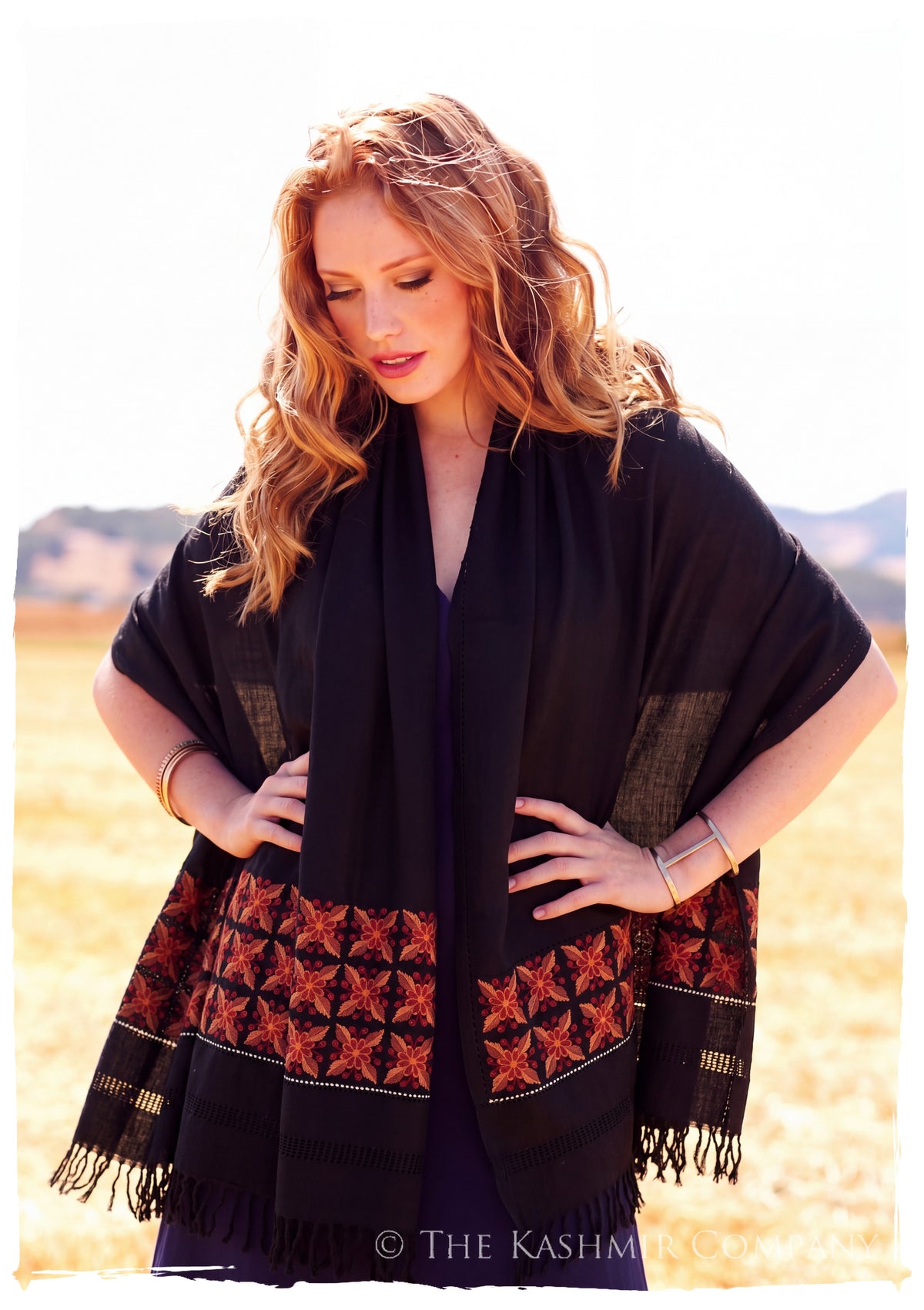 Broderie à cordes tirées Sienna Noir Trois Frontières Shawl — lifestyle