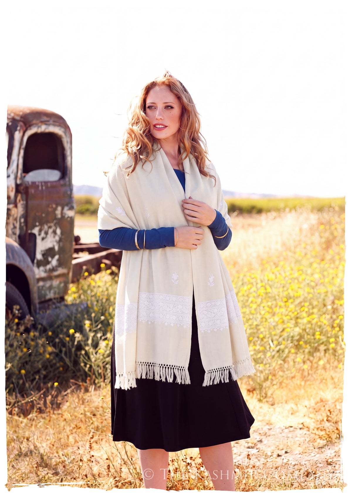 Blanc Trois Frontières Ivoire Jardin Gift Shawl — lifestyle