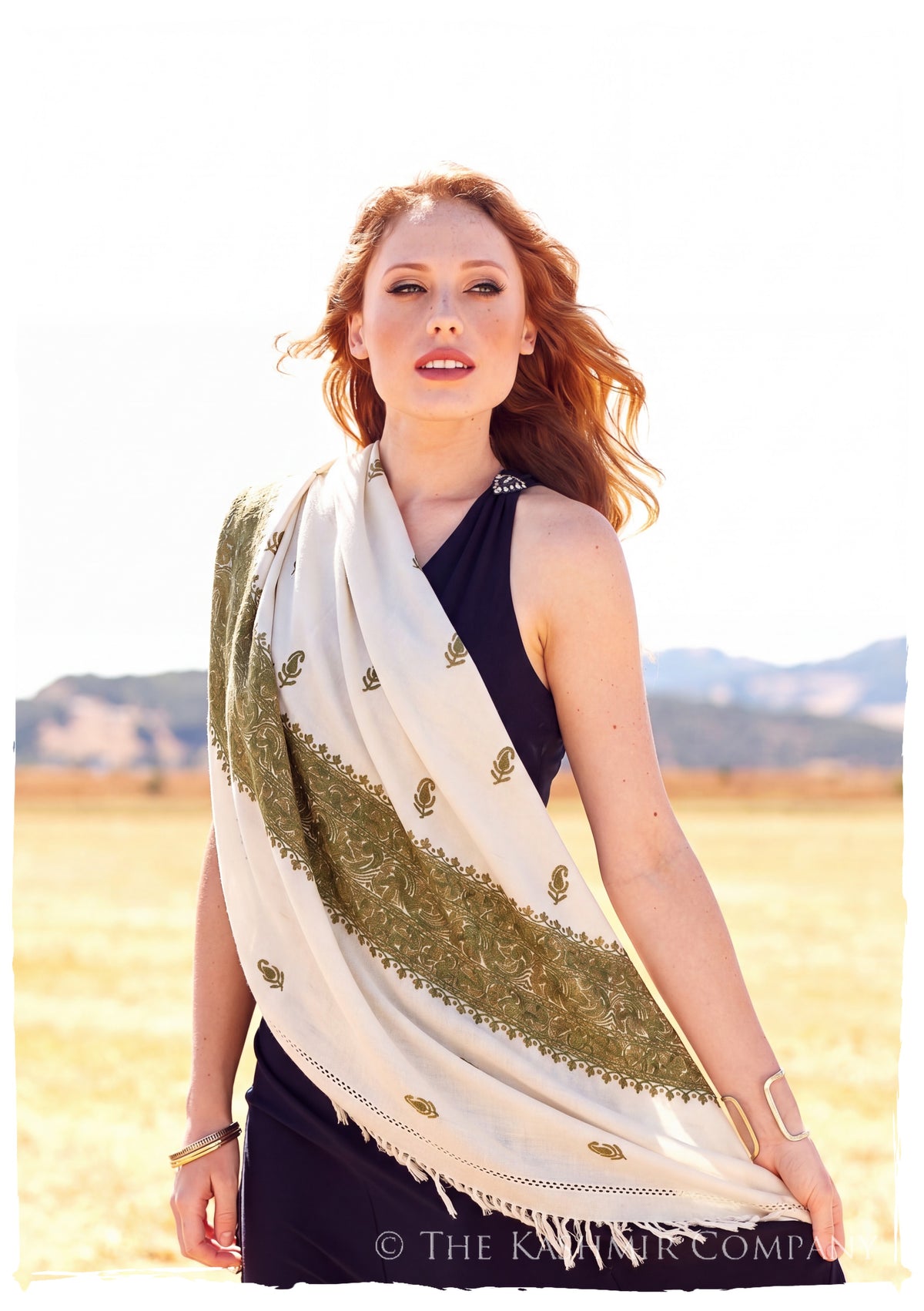 Cyprès Trois Frontières Ivoire Gift Shawl — lifestyle