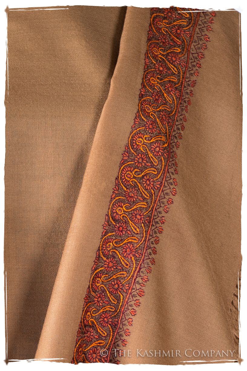 Chanellé Aveline é de'Laine Sozni Frontières Orient Shawl