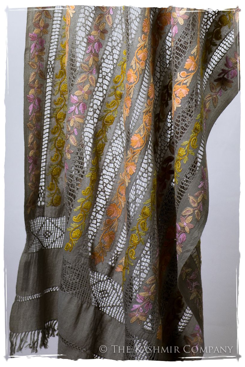 Jardin de Vignes Broderie Française Ficelle Tirée Notre Dame Shawl