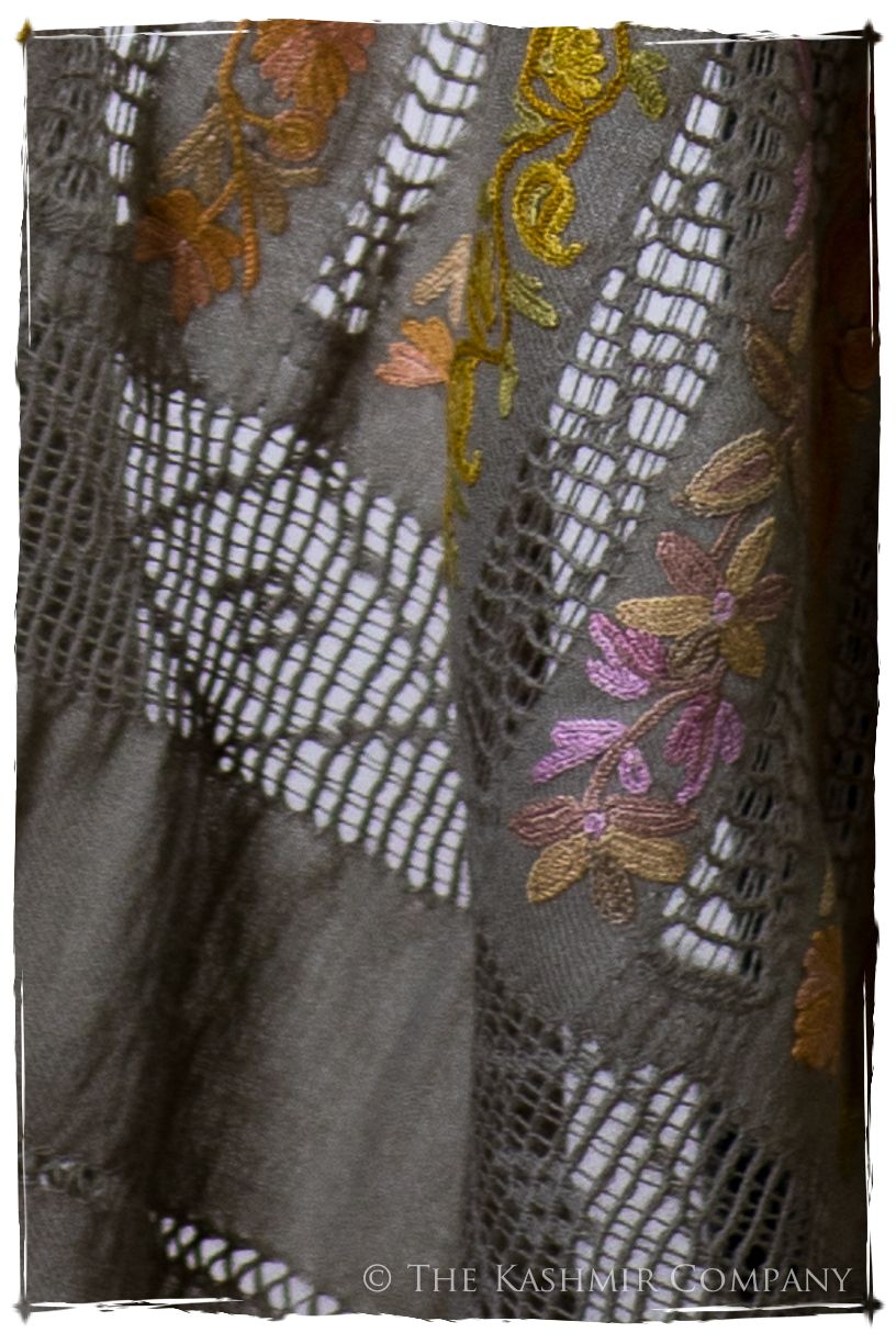Jardin de Vignes Broderie Française Ficelle Tirée Notre Dame Shawl