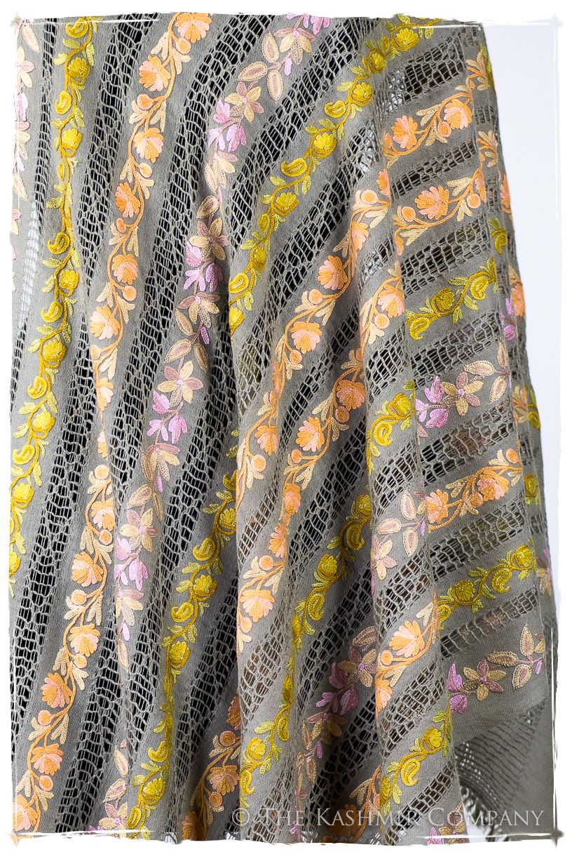 Jardin de Vignes Broderie Française Ficelle Tirée Notre Dame Shawl