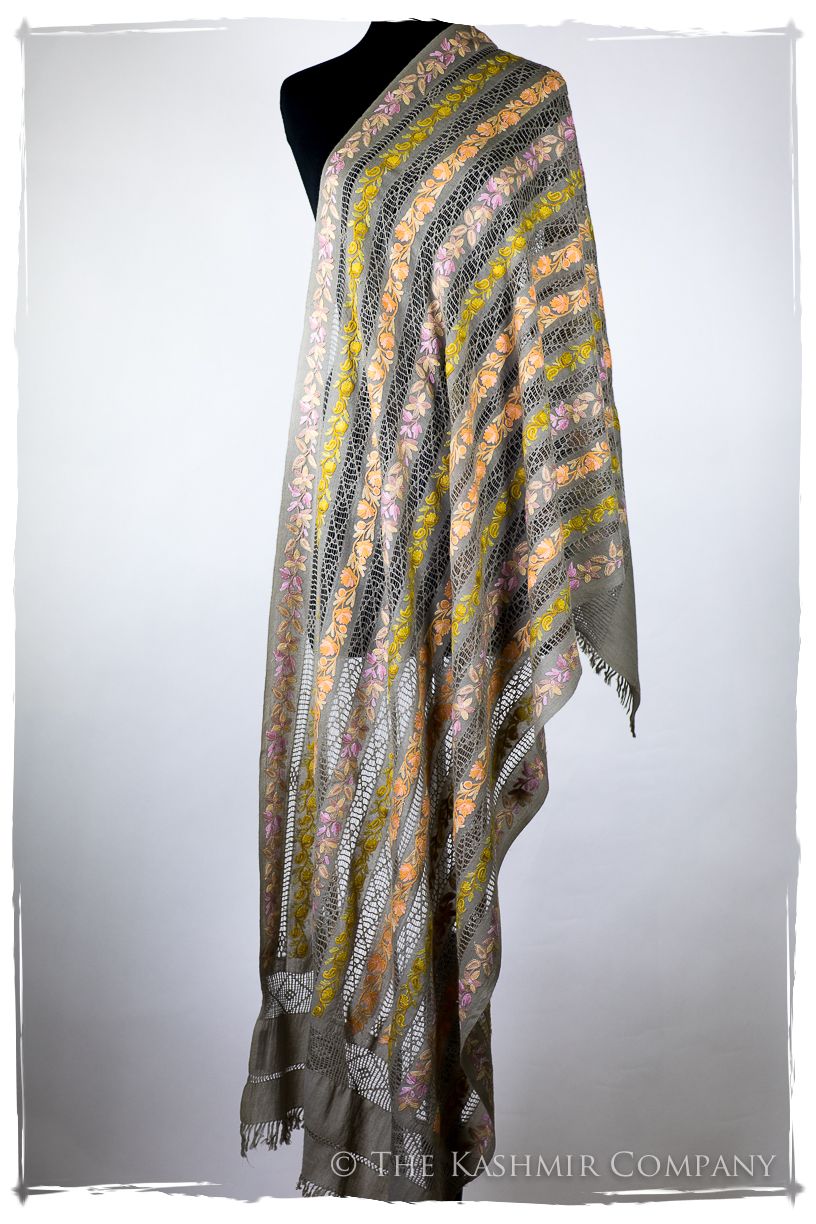 Jardin de Vignes Broderie Française Ficelle Tirée Notre Dame Shawl