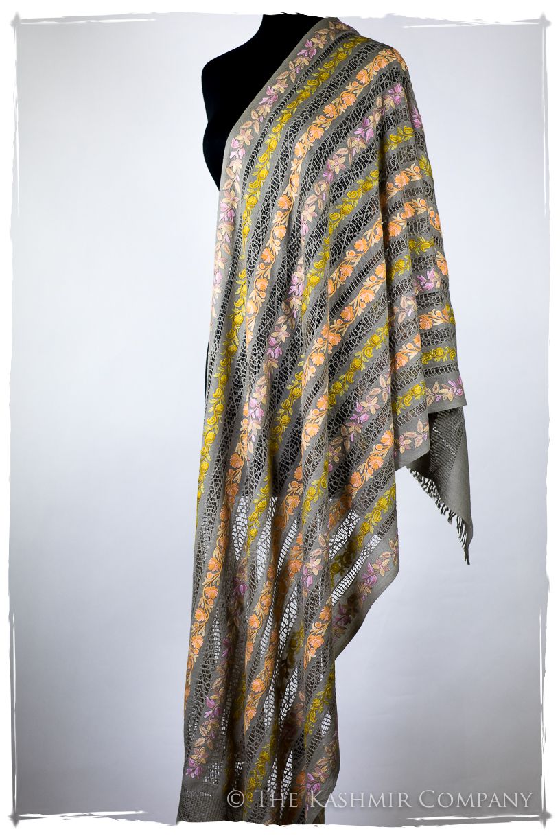 Jardin de Vignes Broderie Française Ficelle Tirée Notre Dame Shawl