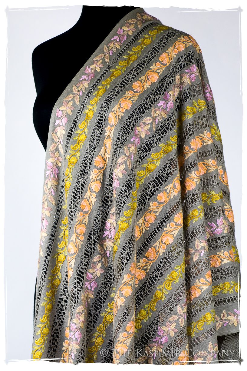 Jardin de Vignes Broderie Française Ficelle Tirée Notre Dame Shawl