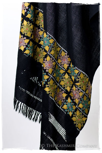 Broderie à cordes tirées Haldi Noir Trois Frontières Shawl