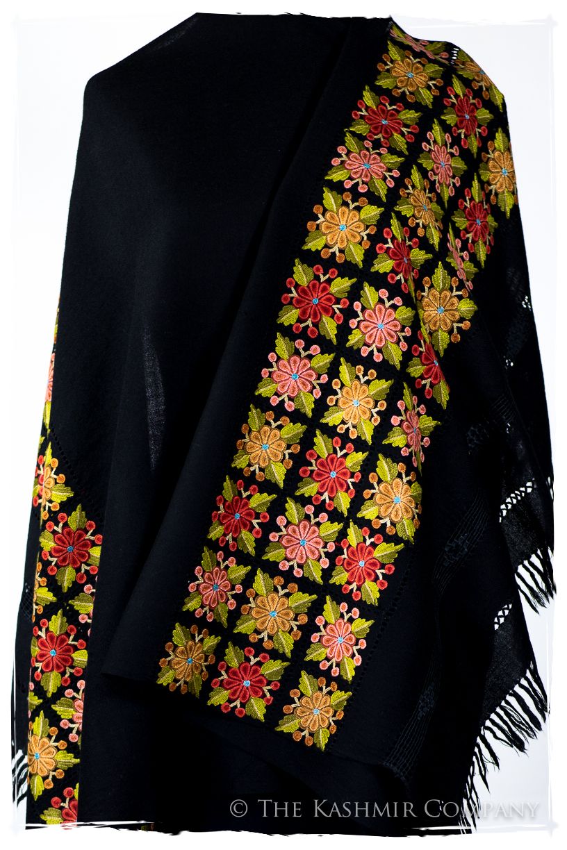 Broderie à cordes tirées Azalea Noir Trois Frontières Shawl