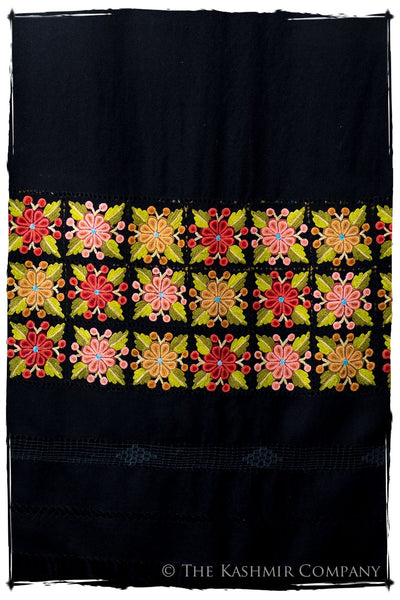 Broderie à cordes tirées Azalea Noir Trois Frontières Shawl