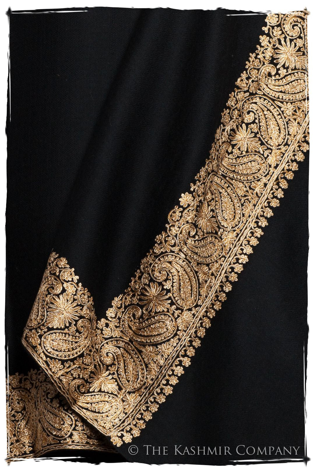 The Sophistiqué Oro Frontière Paisley Shawl