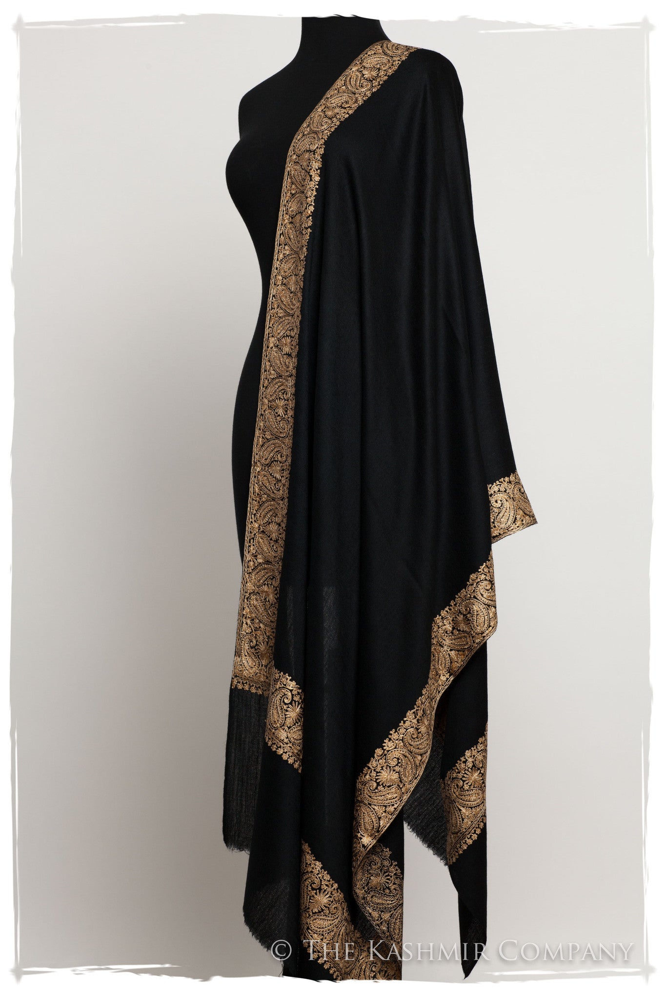 The Sophistiqué Oro Frontière Paisley Shawl