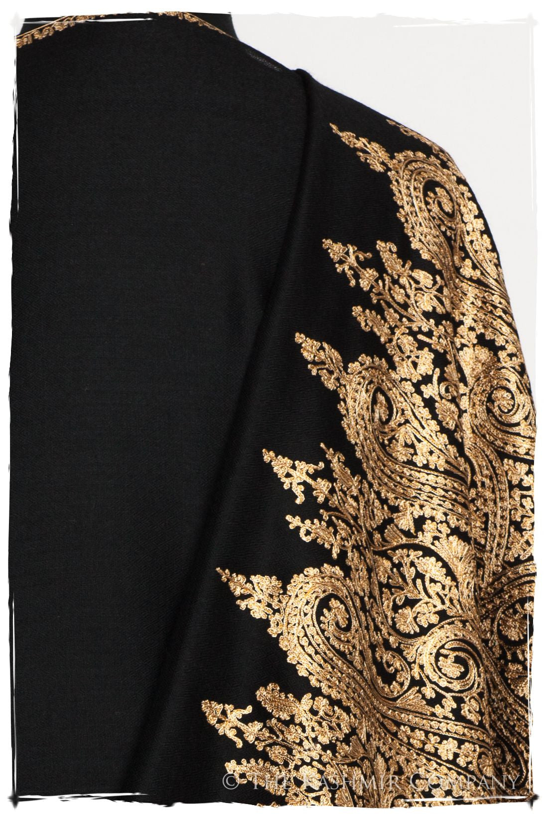 The Sophistiqué Oro Reine Paisley Shawl