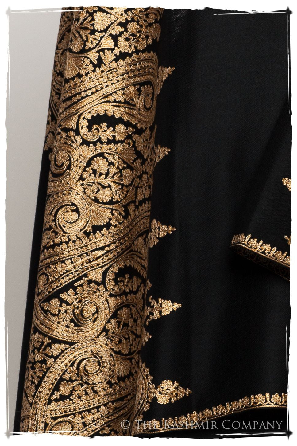 The Sophistiqué Oro Reine Paisley Shawl