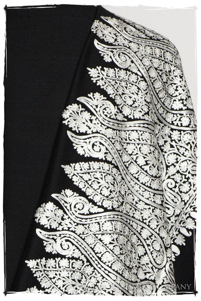 The Sophistiqué Argent Grâce Paisley Shawl