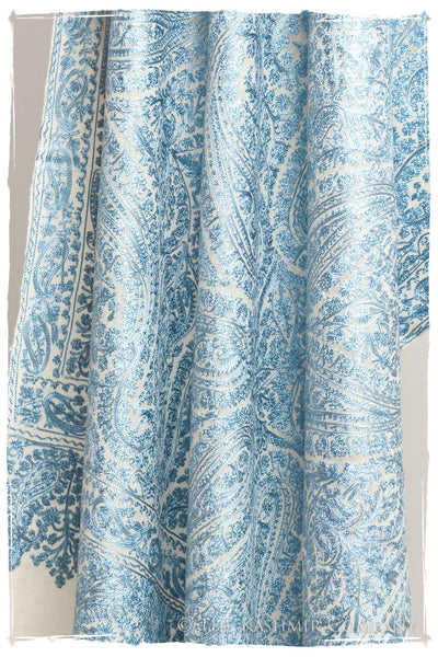 The Célébration Fabuleuse Bleu Clair Shawl