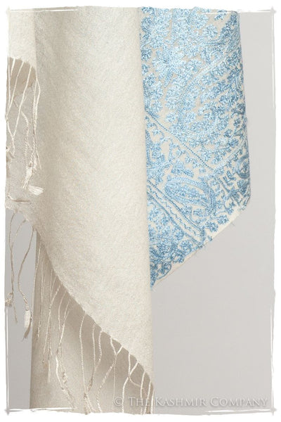 The Célébration Fabuleuse Bleu Clair Shawl